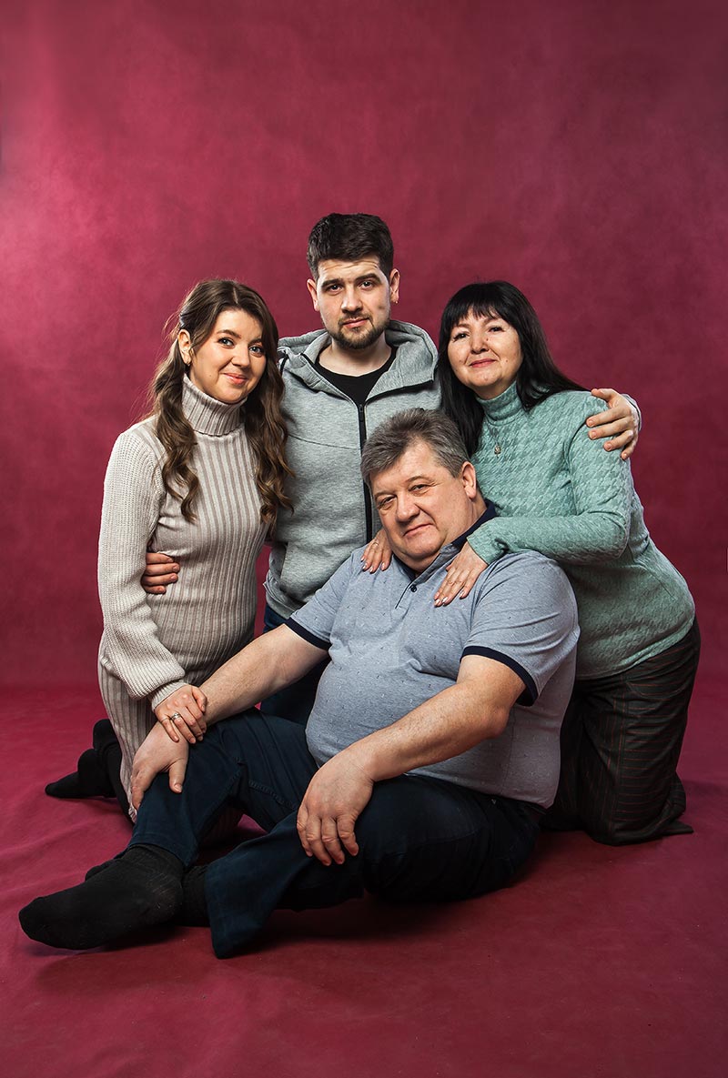 Семейный портрет заказать в Красноярске, фотограф фотографирую в фотостудии на портрет.